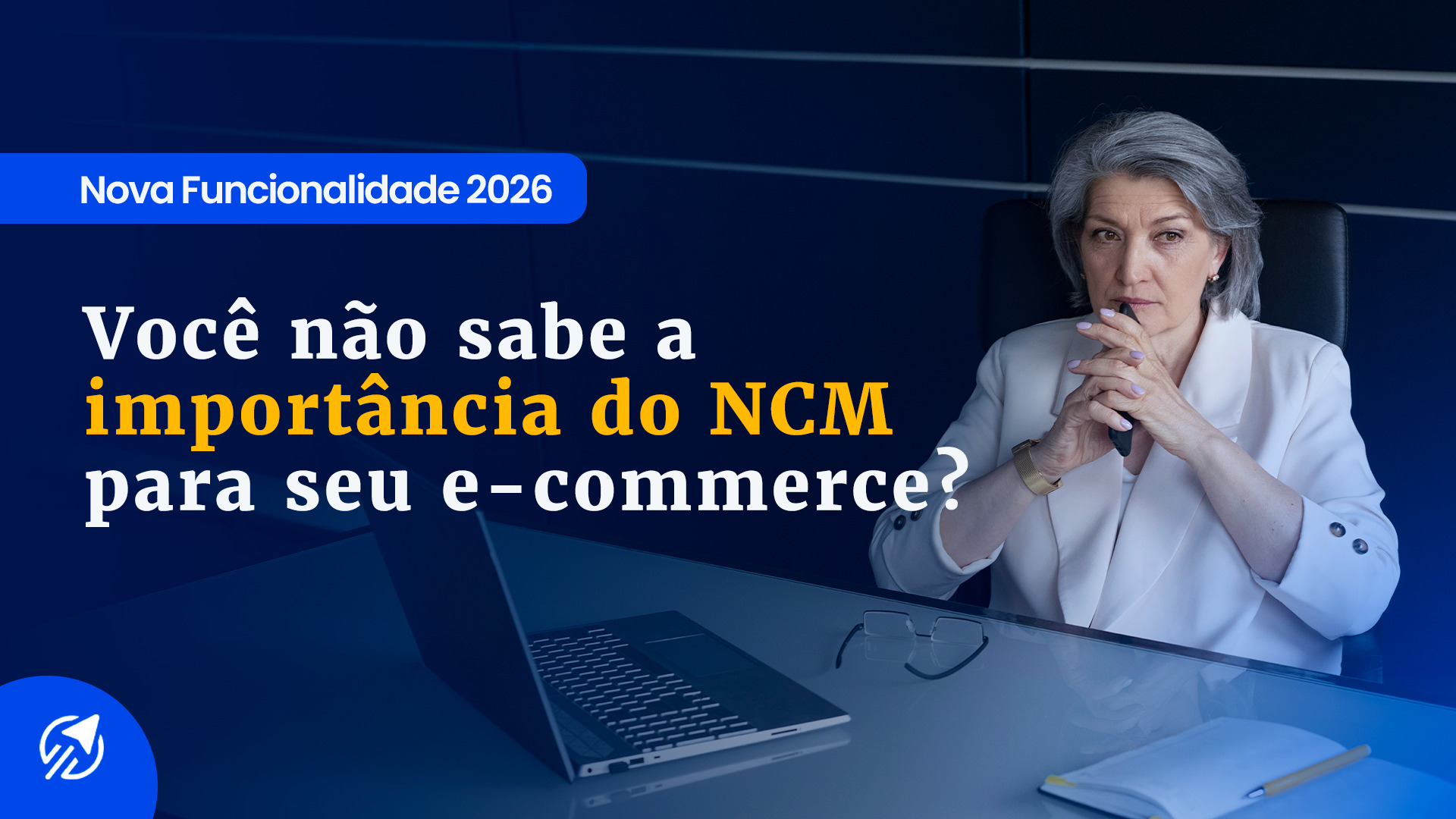 Capa do blog UpSeller sobre a nova funcionalidade de classificação fiscal. Uma mulher de negócios analisa um notebook sob o texto: 'Você não sabe a importância do NCM para seu e-commerce? Nova Funcionalidade 2026' em fundo azul.