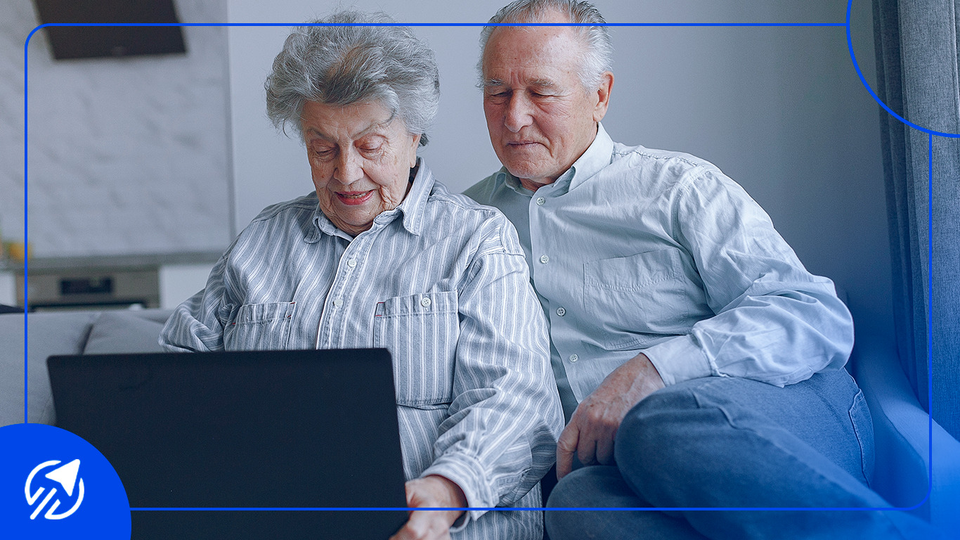 Capa do blog UpSeller sobre o perfil de consumo e quem compra mais em marketplace no Brasil. Um casal de idosos (público 60+) usa um notebook em casa, ilustrando as tendências e mitos do e-commerce brasileiro em 2026.
