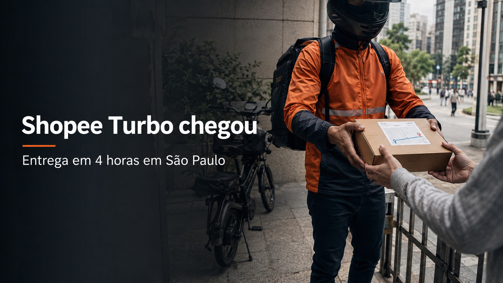 Entregador levando pacote em São Paulo para representar o Shopee Turbo e a entrega em até 4 horas.