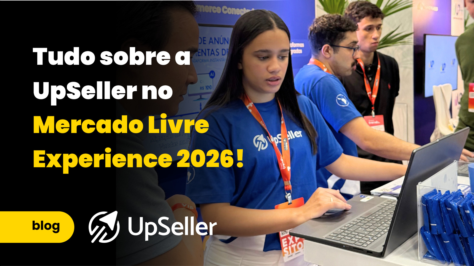 Participação da UpSeller no evento Mercado Livre Experience 2026 com integrante da equipe no estande utilizando notebook.