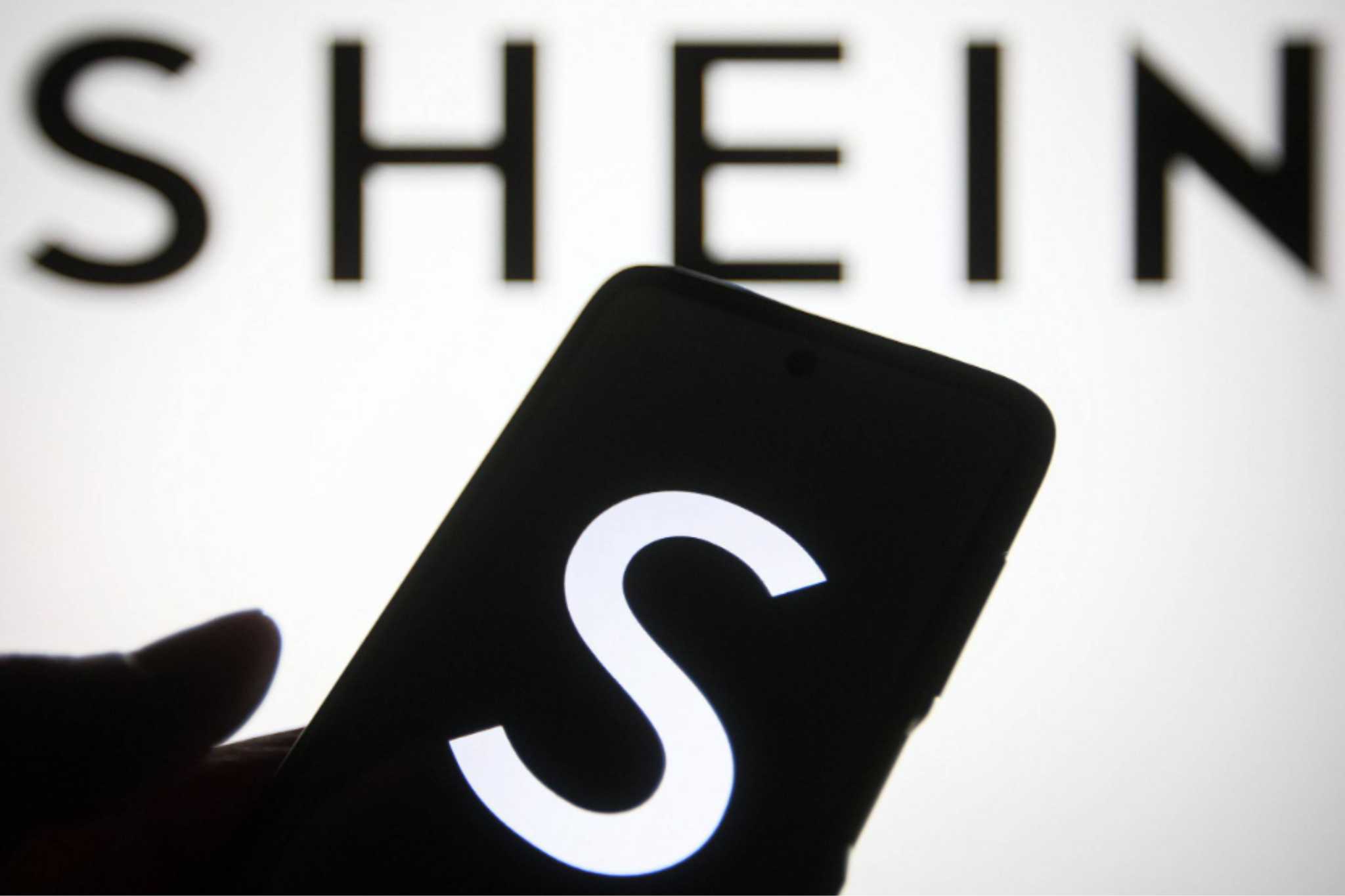 Shein es una plataforma de comercio online centrada en moda rápida y asequible, con sede en China, fundada en 2008 por Chris Xu. Ahora ya es el minorista de moda más grande del mundo. Gracias a su amplia gama de catálogo, accesorios y artículos de belleza a precios asequibles y siguiendo las últimas tendencias, facilidad de compra, de pago y de envíos, genera un impacto enorme entre los jóvenes.